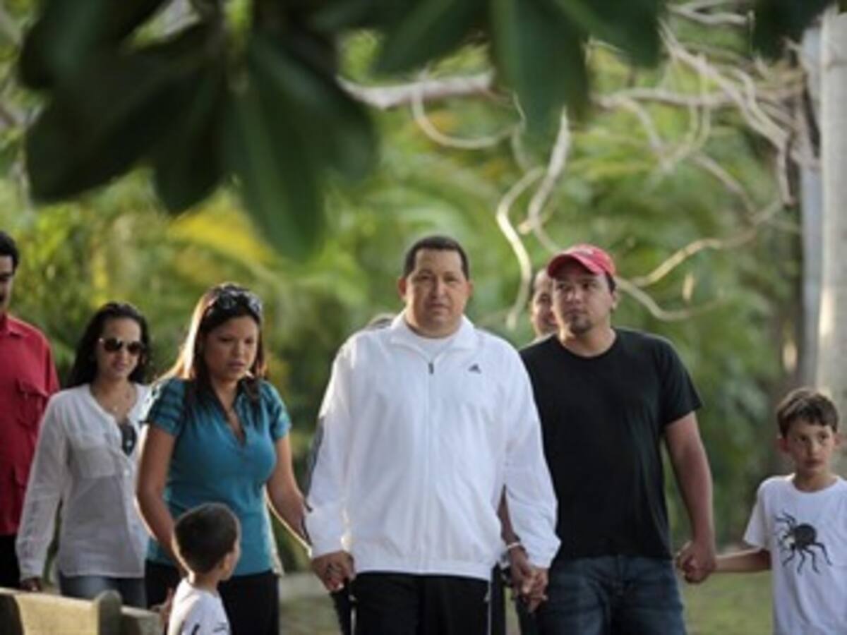 Hugo Chávez cae en las encuestas y estaría considerando lanzar a una de sus hijas a la presidencia
