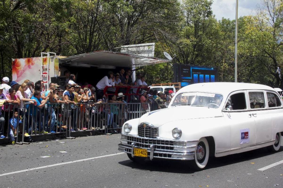 Desfile de autos clásicos y antiguos en la Feria de las Flores