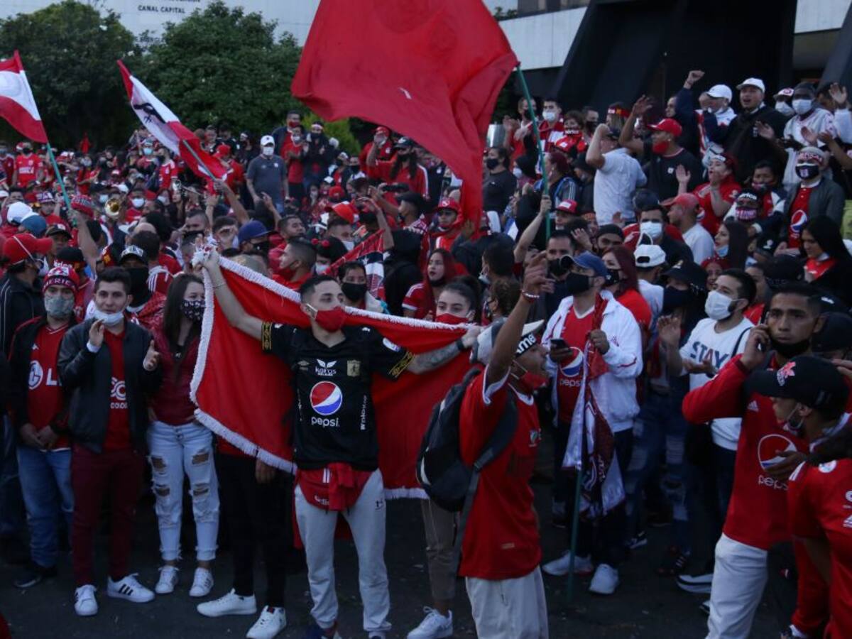 Barras bravas deben volver al estadio vacunados