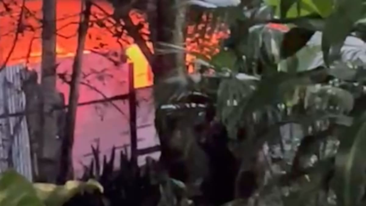 Incendio en parqueadero de escuela de conducción dejó seis vehículos afectados en Bello