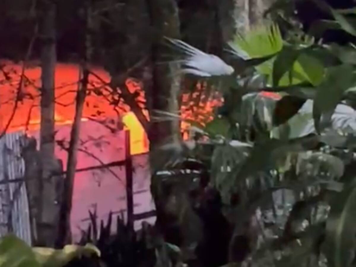 Incendio en parqueadero de escuela de conducción dejó seis vehículos afectados en Bello