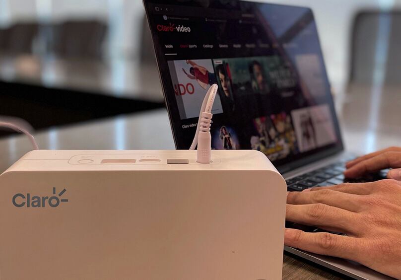 Claro por Colombia conecta a estudiantes del Colegio Técnico Industrial Julio Flores en Chiquinquirá, brindando internet de alta velocidad.