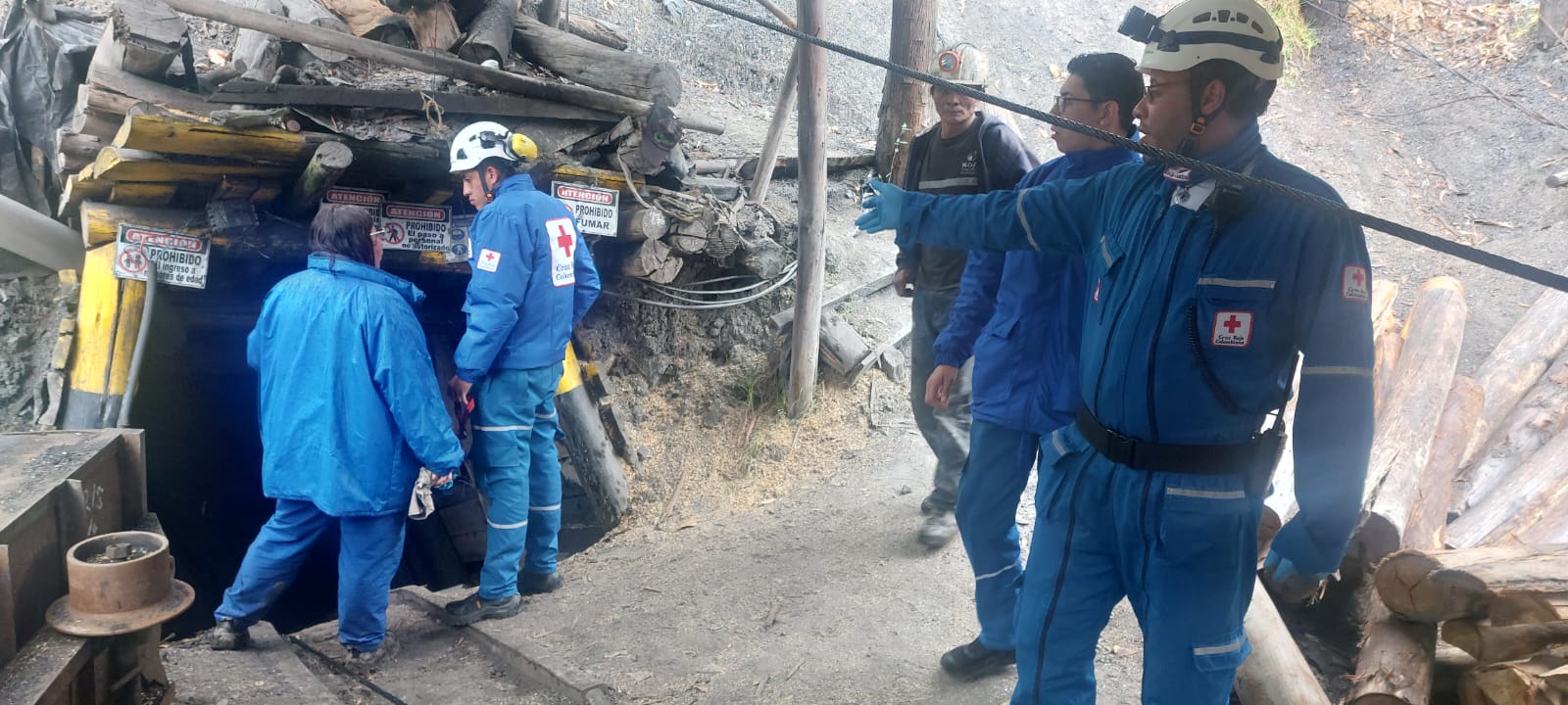 Equipos de salvamento trabajan en la recuperación de los cuerpos mientras las autoridades investigan el incidente.