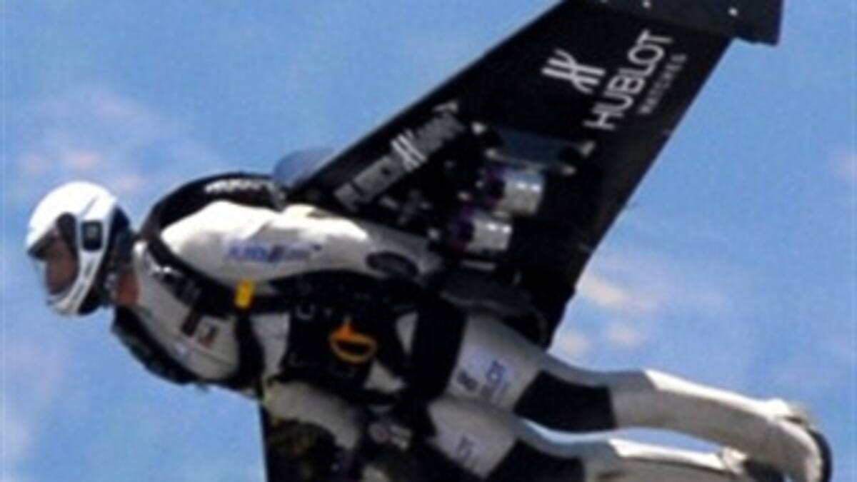 'Jetman' sobrevuela Río de Janeiro con alas a propulsión