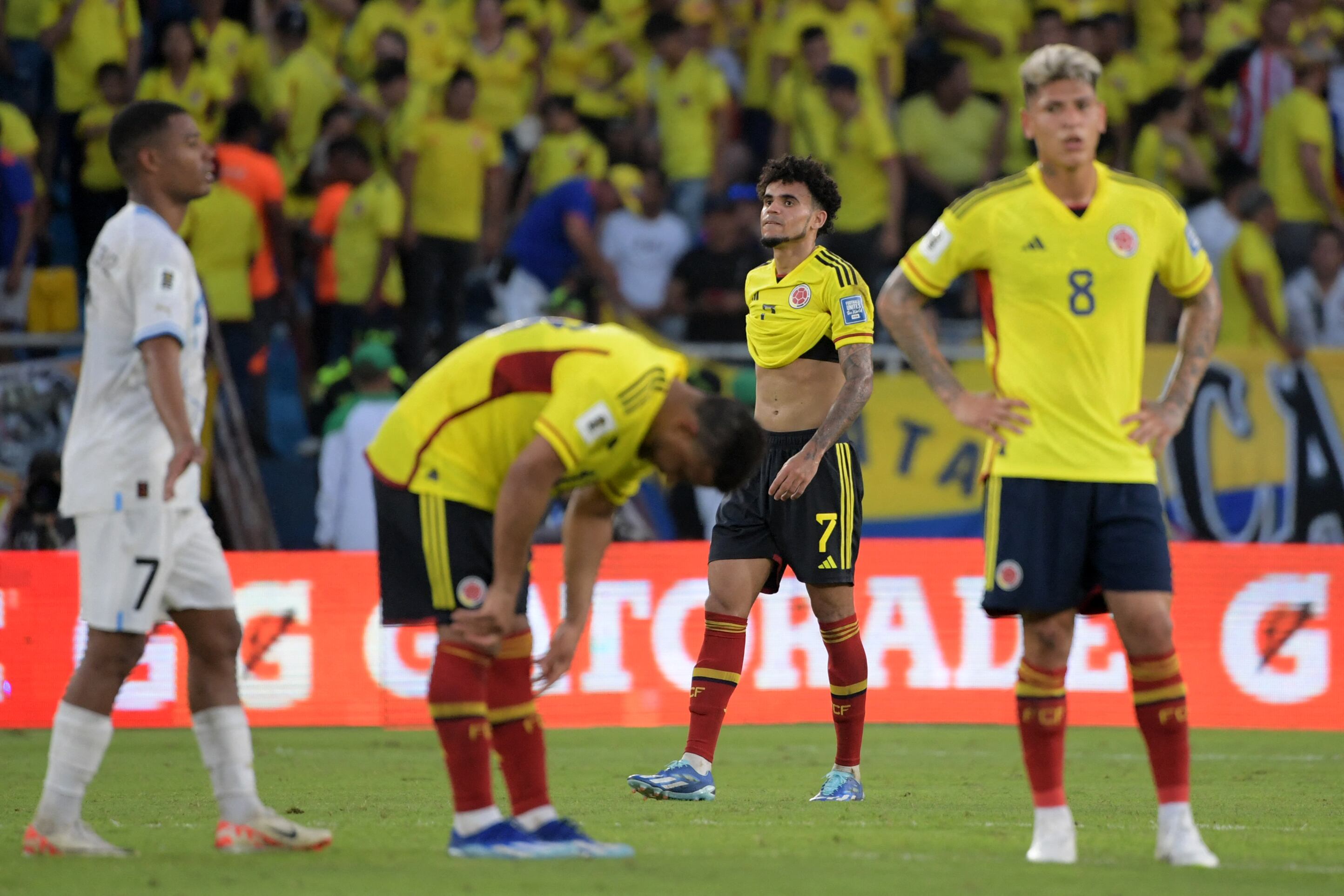 La Selección Colombia después del partido ante Uruguay (Photo by Raul ARBOLEDA / AFP) (Photo by RAUL ARBOLEDA/AFP via Getty Images)