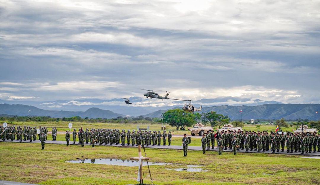 Despedida de Duque al Ejército: no fue a la muestra de armas y llegó tarde