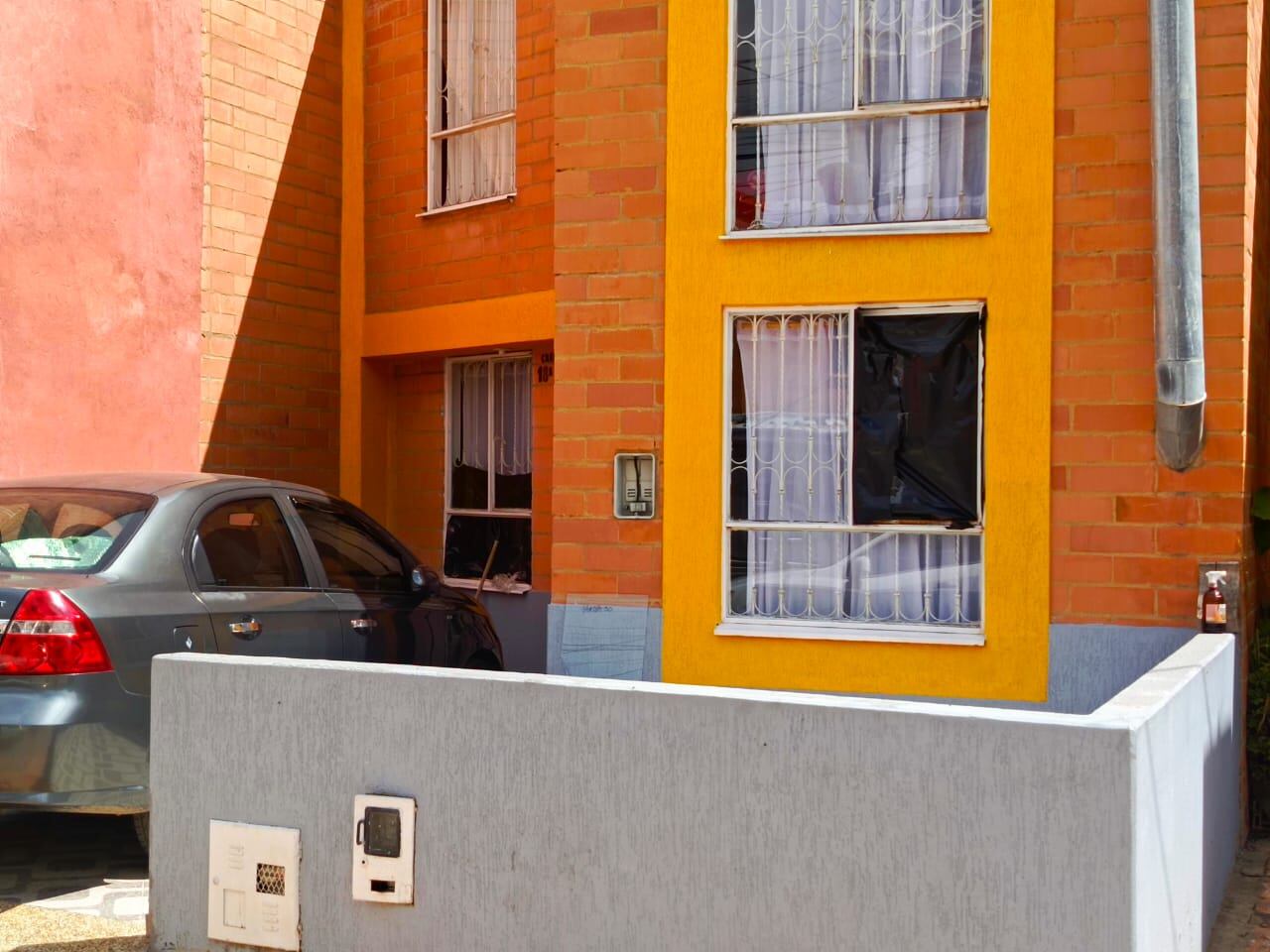 Las afectaciones en las viviendas del barrio Prados de Alcalá, lugar donde fue ubicada la volqueta con explosivos, fueron en ventanas, puertas y estructuras / Foto. Caracol Radio.