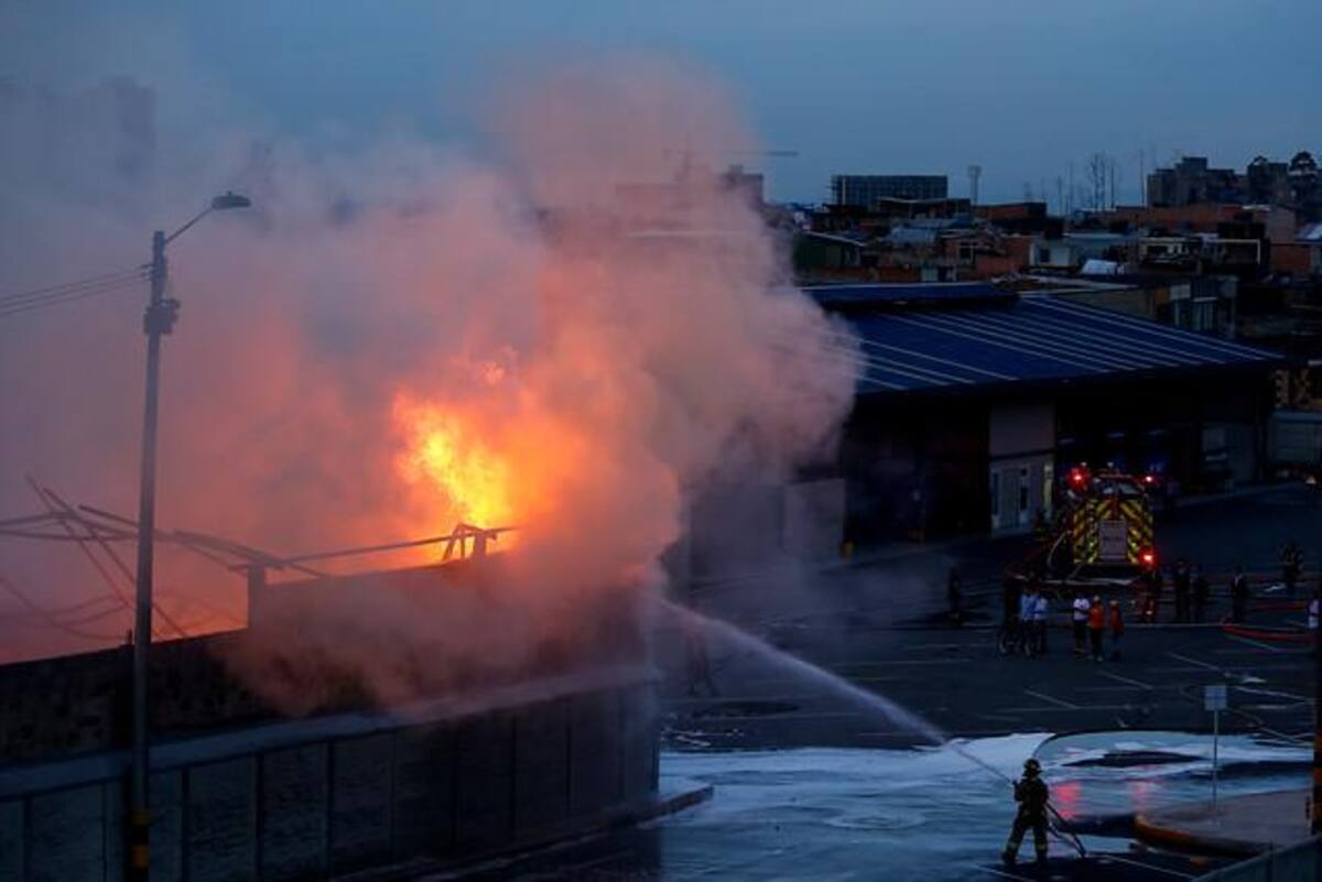 Oficiales del Cuerpo de Bomberos de las localidades de Puente Aranda, Garcés Navas y Fontibón atendieron un incendio estructural, en una bodega de solventes, ubicada en la carrera 119 con 64, en la localidad de Engativá, al occidente de Bogotá.
