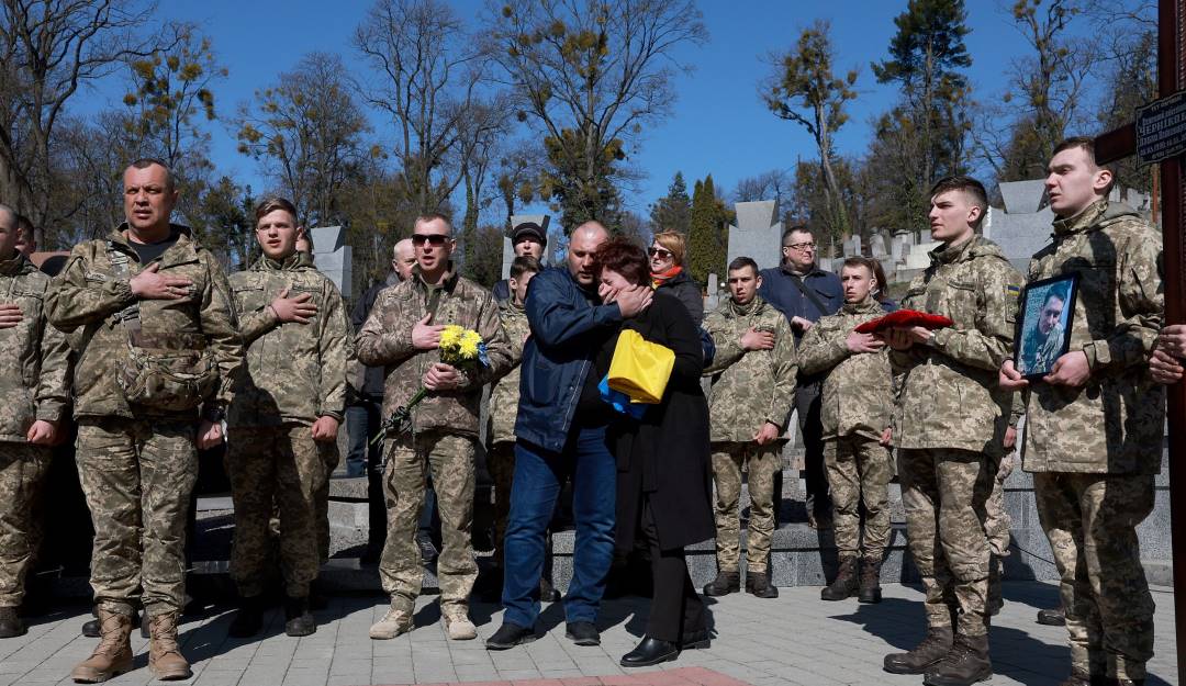 Sepelio de un soldado ucraniano muerto durante la invasión militar rusa.                   Foto: Getty 