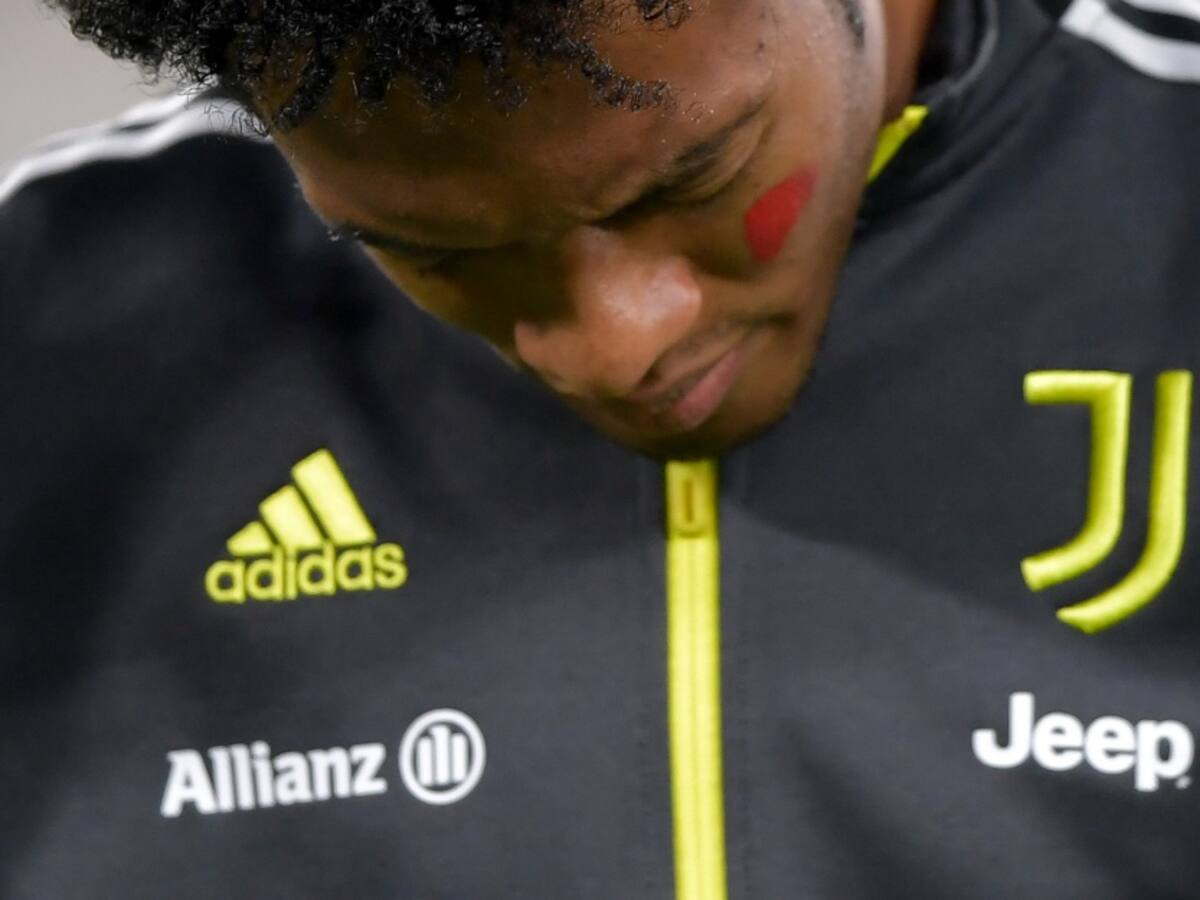 ¿Por qué los futbolistas de la Serie A están jugando con una macha roja?