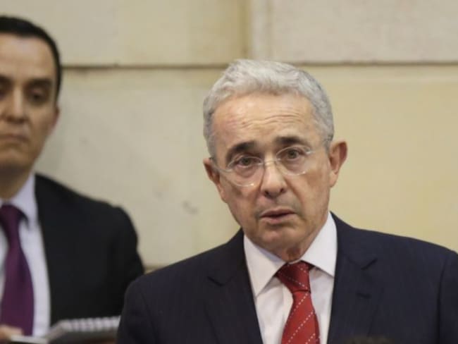 Defensa de Uribe dice que quieren desviar la atención