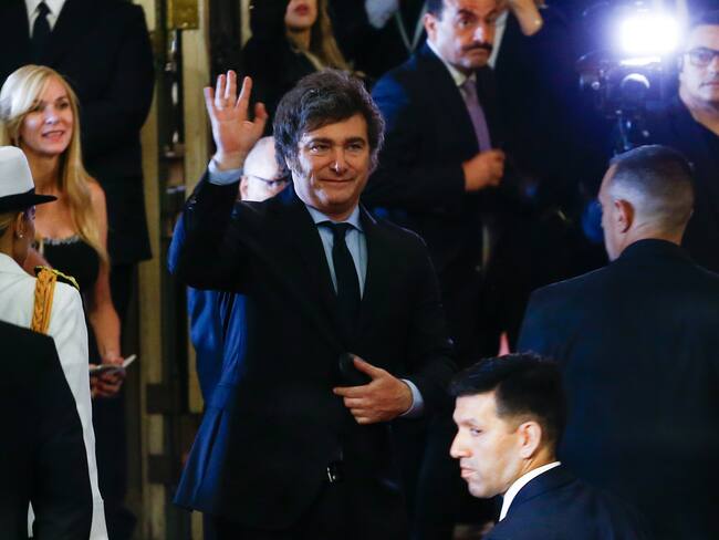 AME3743. BUENOS AIRES (ARGENTINA), 10/12/2023.- El presidente electo de Argentina, Javier Milei, llega al Teatro Colón a presenciar la obra 'Madame Butterfly' tras su asunción, hoy, en Buenos Aires (Argentina). EFE/ Luciano González