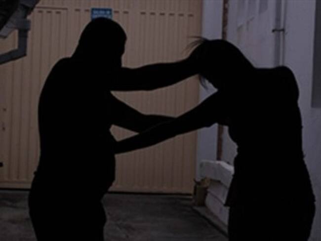 Mujer asesinó a su esposo y luego durmió junto a su cuerpo