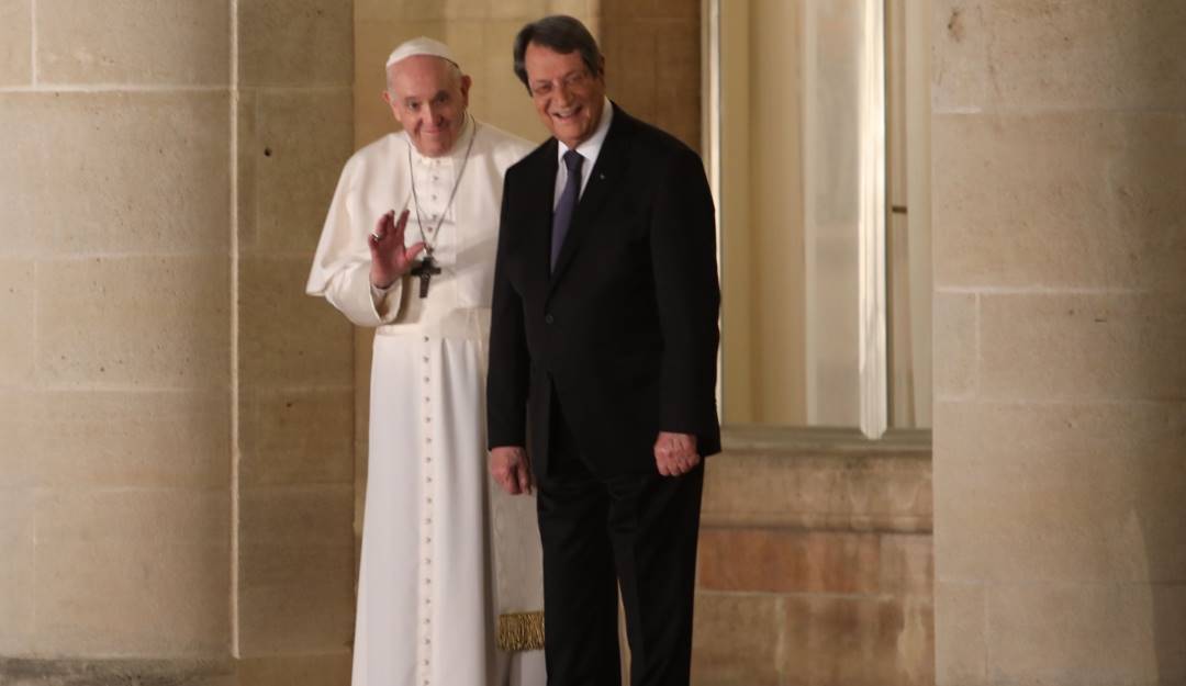 El papa Francisco junto al presidente de Chipre, Nikos Anastasiadis, en Nicosia.    Foto: Getty