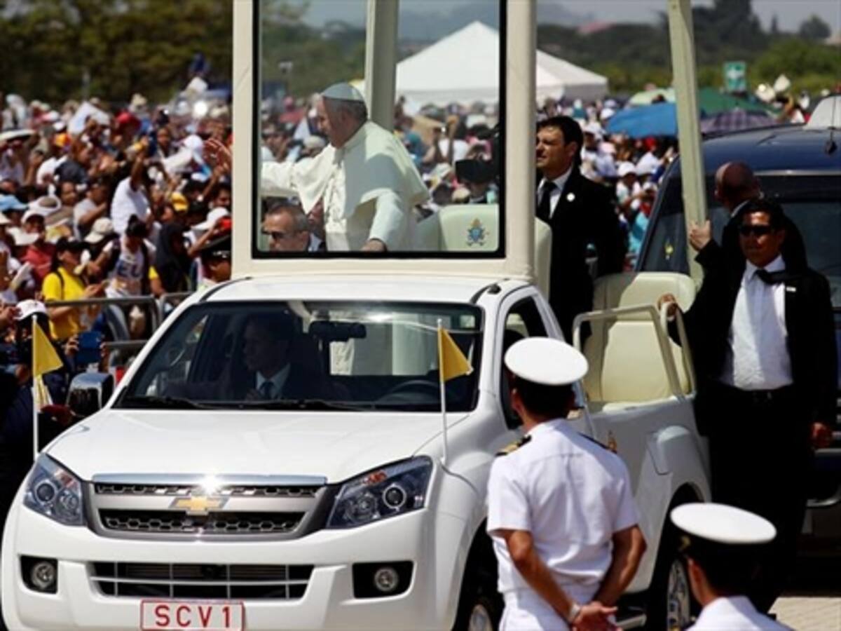 Con mensaje de amor y de unidad, el papa Francisco llega a Ecuador