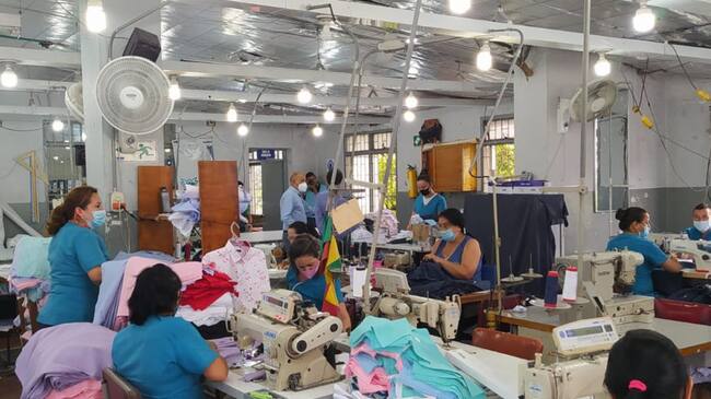 Camisas y Pantalones Monarca