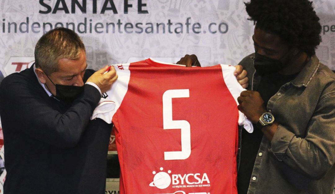 Carlos 'Roca' Sánchez en su presentación con Independiente Santa Fe en 2021