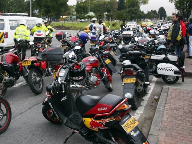 Enrique Peñalosa propone reglamentar el uso de la moto en Bogotá ¿está de acuerdo?