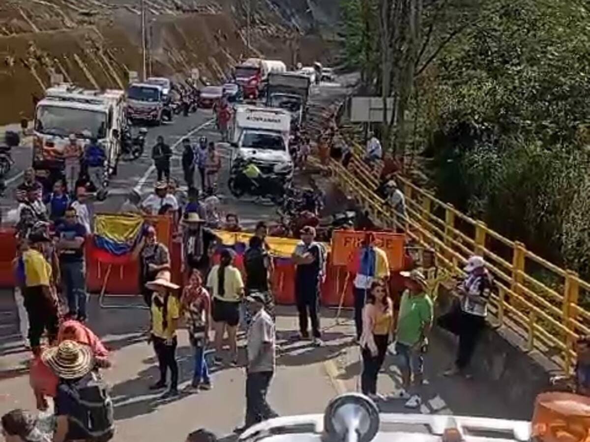 Comunidad de Guayabetal bloquea vía al Llano exigiendo la apertura completa