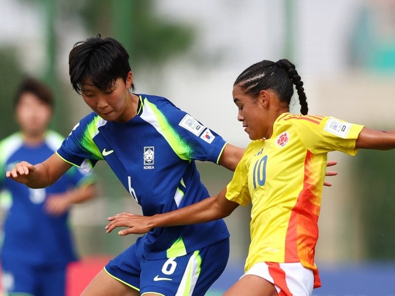 Ella Grace disputa una pelota con una jugadora rival / Twitter: @Conmebol.