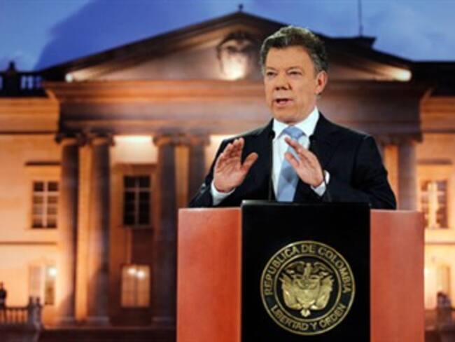 Reforma tributaria busca que paguen menos los que ganan menos y más los que ganan más: Santos