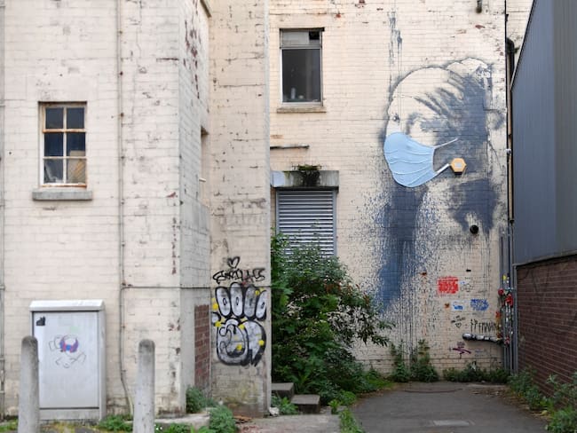 Banksy rinde homenaje a personal de la salud del Reino Unido con nueva obra