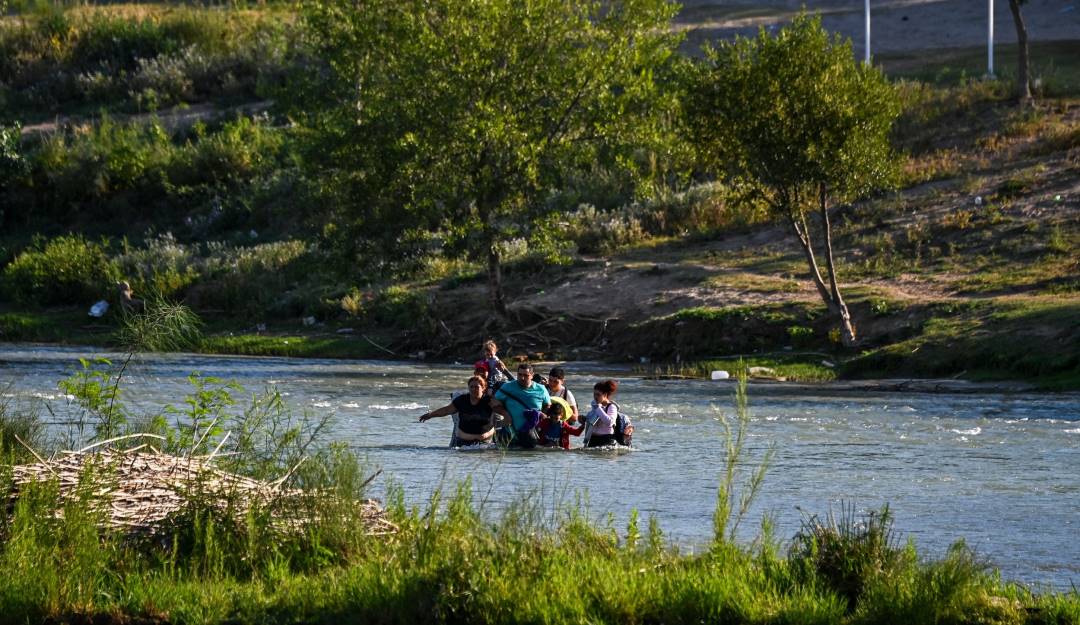 EE.UU. alerta a migrantes irregulares sobre alto nivel del Río Bravo en frontera sur. Foto: Getty