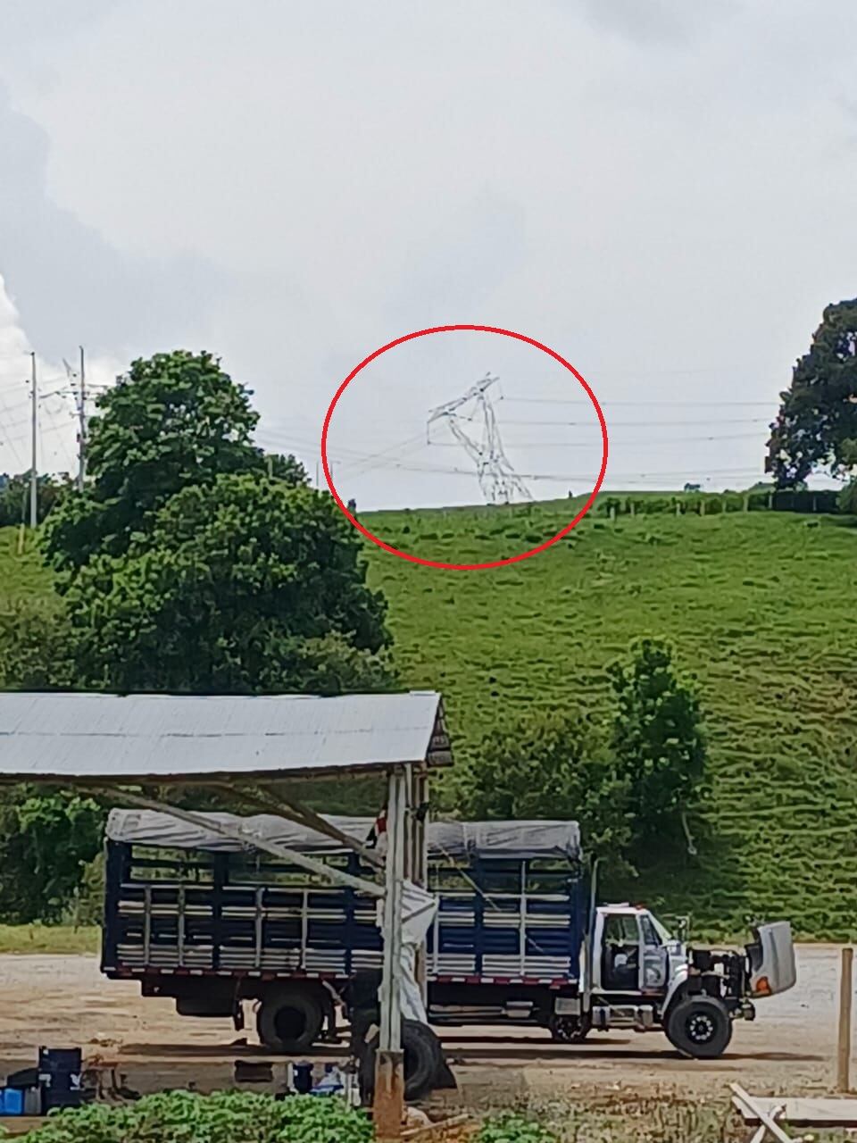 Torre dinamitada en Maceo- foto cortesía