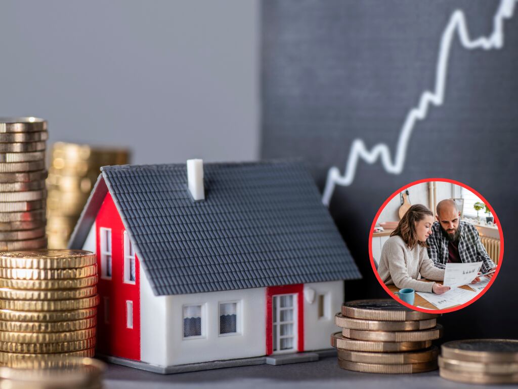 Casa en tamaño miniatura con monedas al lado y de fondo una pareja revisando un contrato (Fotos vía Getty Images)