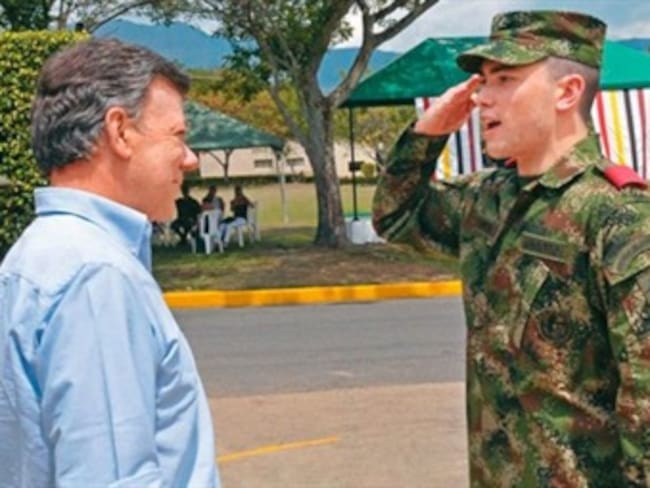 Mindefensa responde por críticas al servicio militar del hijo del presidente Santos