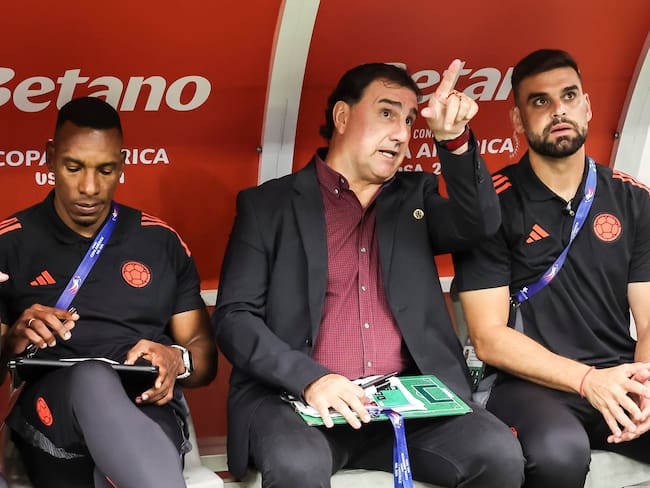 Houston (United States), 24/06/2024.- Colombia head coach Nestor Lorenzo (C) with his coaching staff at the start of the CONMEBOL Copa America 2024 group D match between Colombia and Paraguay, in Houston, Texas, USA, 24 June 2024. EFE/EPA/LESLIE PLAZA JOHNSON