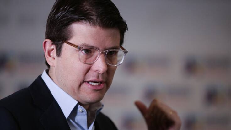 ¡Bajémosle al odio y defendamos a las instituciones!