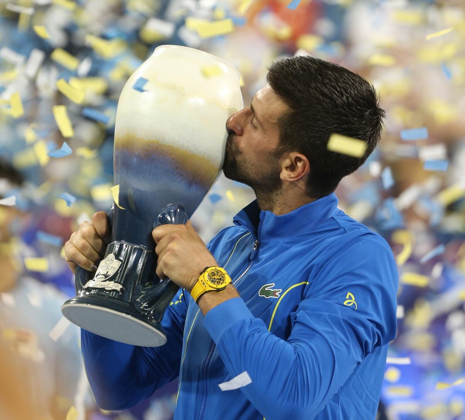 Djokovic festeja con el trofeo del Masters 1000 de Cincinnati. EFE/MARK LYONS