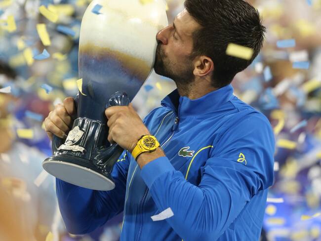 Djokovic festeja con el trofeo del Masters 1000 de Cincinnati. EFE/MARK LYONS