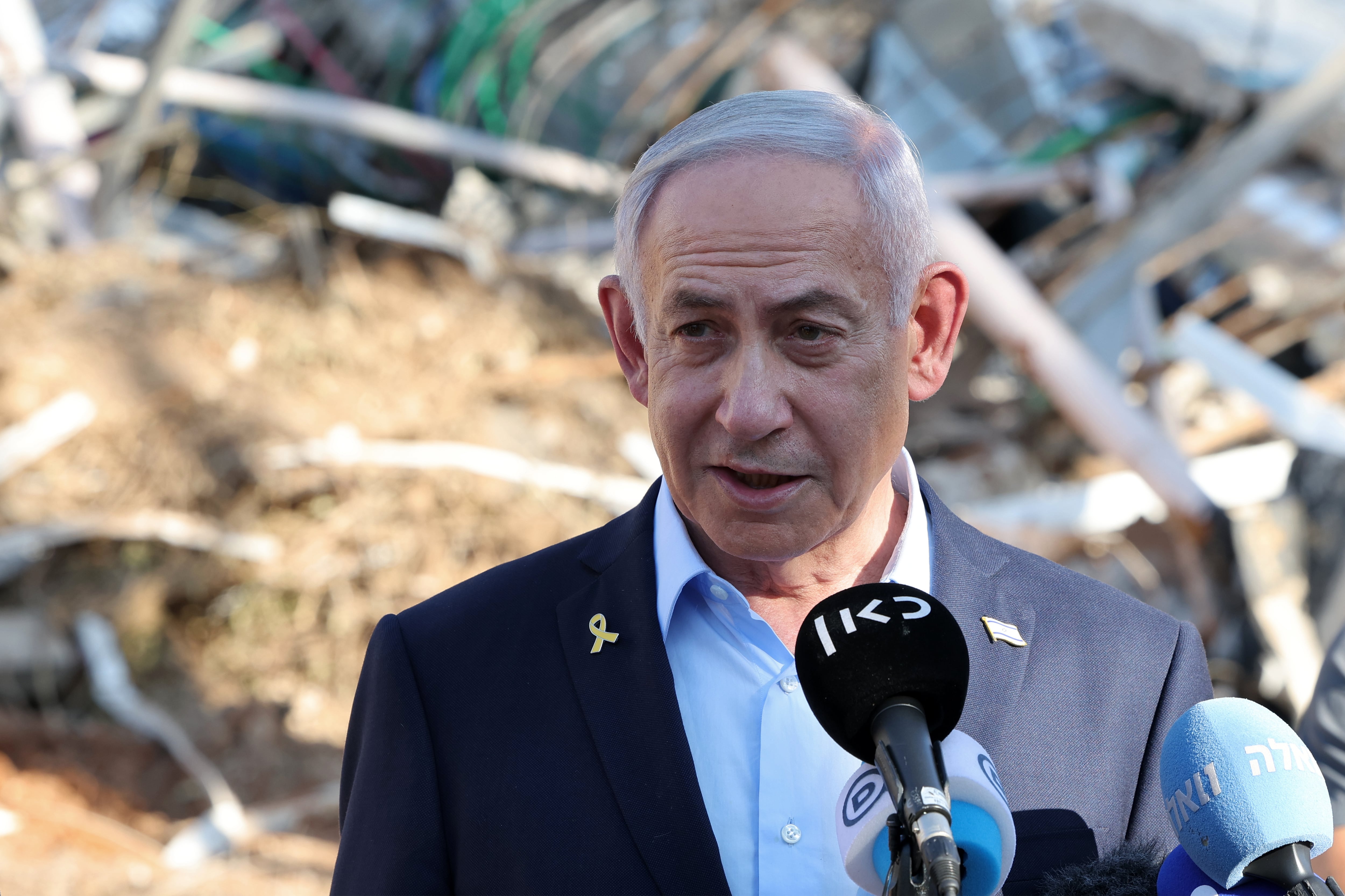 Rehovot (Israel), 20/06/2025.- Israel's Prime Minister Benjamin Netanyahu delivers a statement as he visits the site of the Weizmann Institute of Science, which was hit by Iranian missiles in the central city of Rehovot, Israel, 20 June 2025. Iran and Israel have been exchanging fire since Israel carried out missile strikes on Iran on 13 June 2025. EFE/EPA/JACK GUEZ / POOL