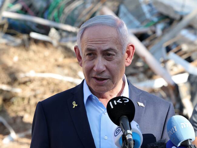 Rehovot (Israel), 20/06/2025.- Israel's Prime Minister Benjamin Netanyahu delivers a statement as he visits the site of the Weizmann Institute of Science, which was hit by Iranian missiles in the central city of Rehovot, Israel, 20 June 2025. Iran and Israel have been exchanging fire since Israel carried out missile strikes on Iran on 13 June 2025. EFE/EPA/JACK GUEZ / POOL