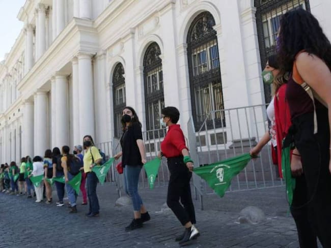Manifestación a favor del aborto a las afueras del Congreso chileno. / Getty Images