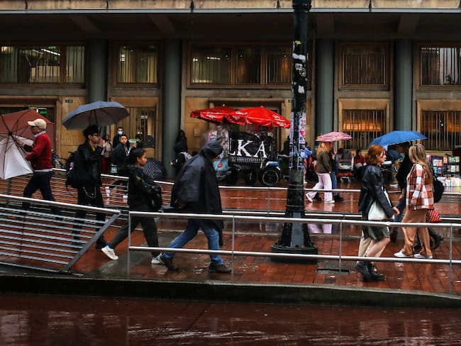 Lluvias en Bogotá en estación de TransMilenio (Getty Images)