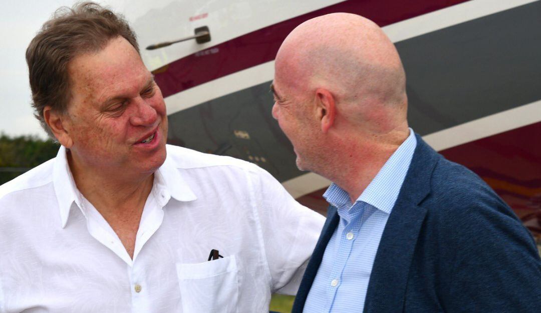 Ramón Jesurun, presidente de la FCF, recibe a Gianni Infantino, presidente de la FIFA.