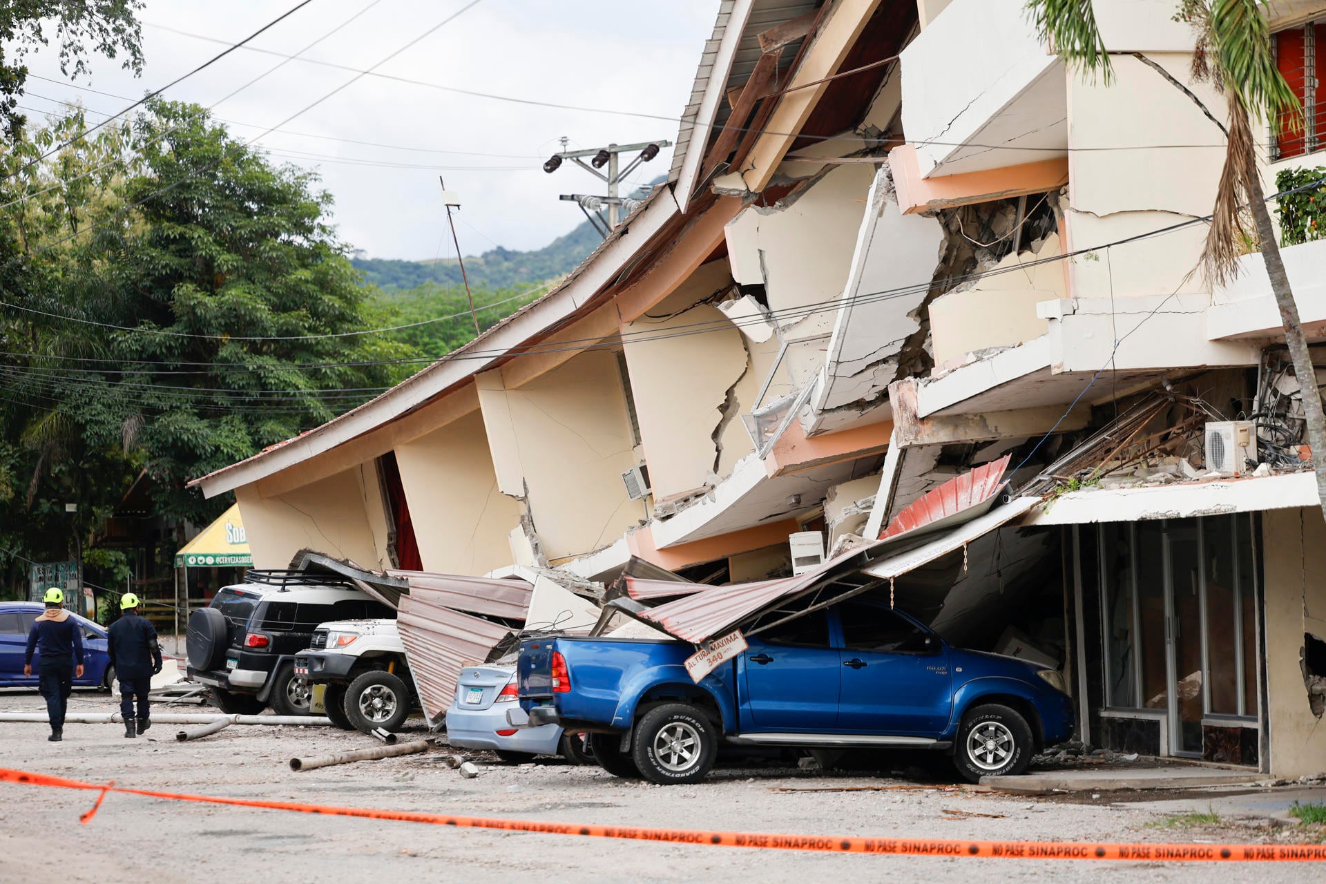 Socorristas caminan frente a una edificación afectada por el terremoto de magnitud 7,7 que sacudió el sureste de Panamá. EFE / Bienvenido Velasco
