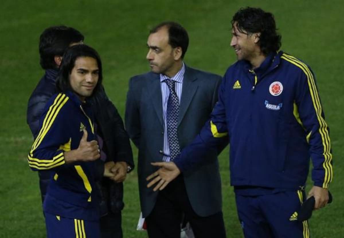 Falcao y Mario Yepes la lado de Diego Turnes durante el reconocimiento del Estadio Monumental. Foto: EFE