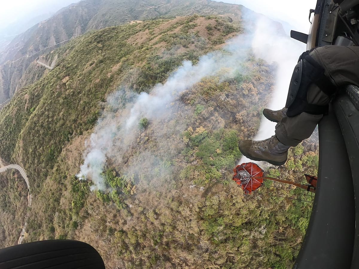 Con helicóptero, la Fuerza Aérea apoya la extinción de incendio en Santa Fe de Antioquia