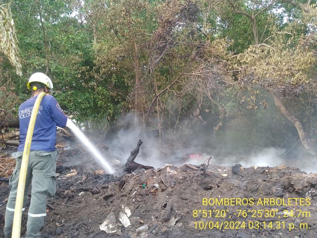 Agua en Arboletes se está utilizando para apagar quemas de basura a pesar de la escasez. Foto: Cortesía Alcaldía de Arboletes.