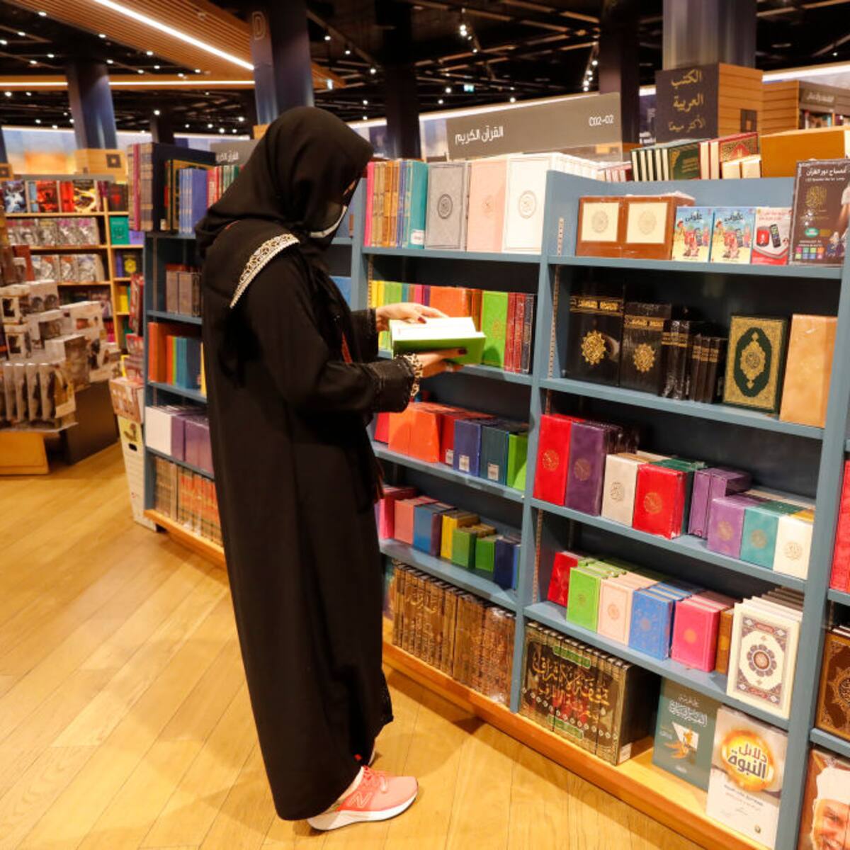 Francia prohibirá en las escuelas la abaya, túnica usada por musulmanas