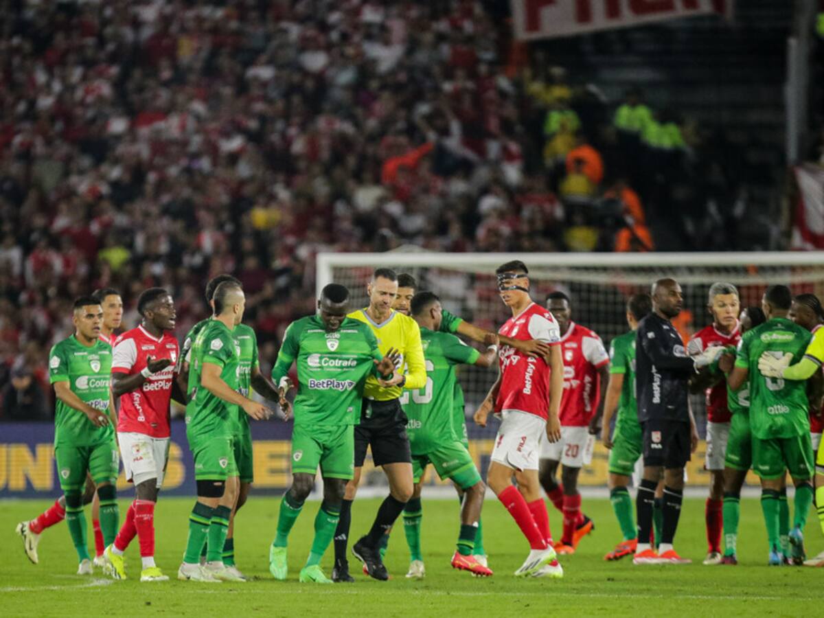 Sanción para Kevin Viveros por patear la cabeza de Julián Millán en Santa Fe Vs. Equidad