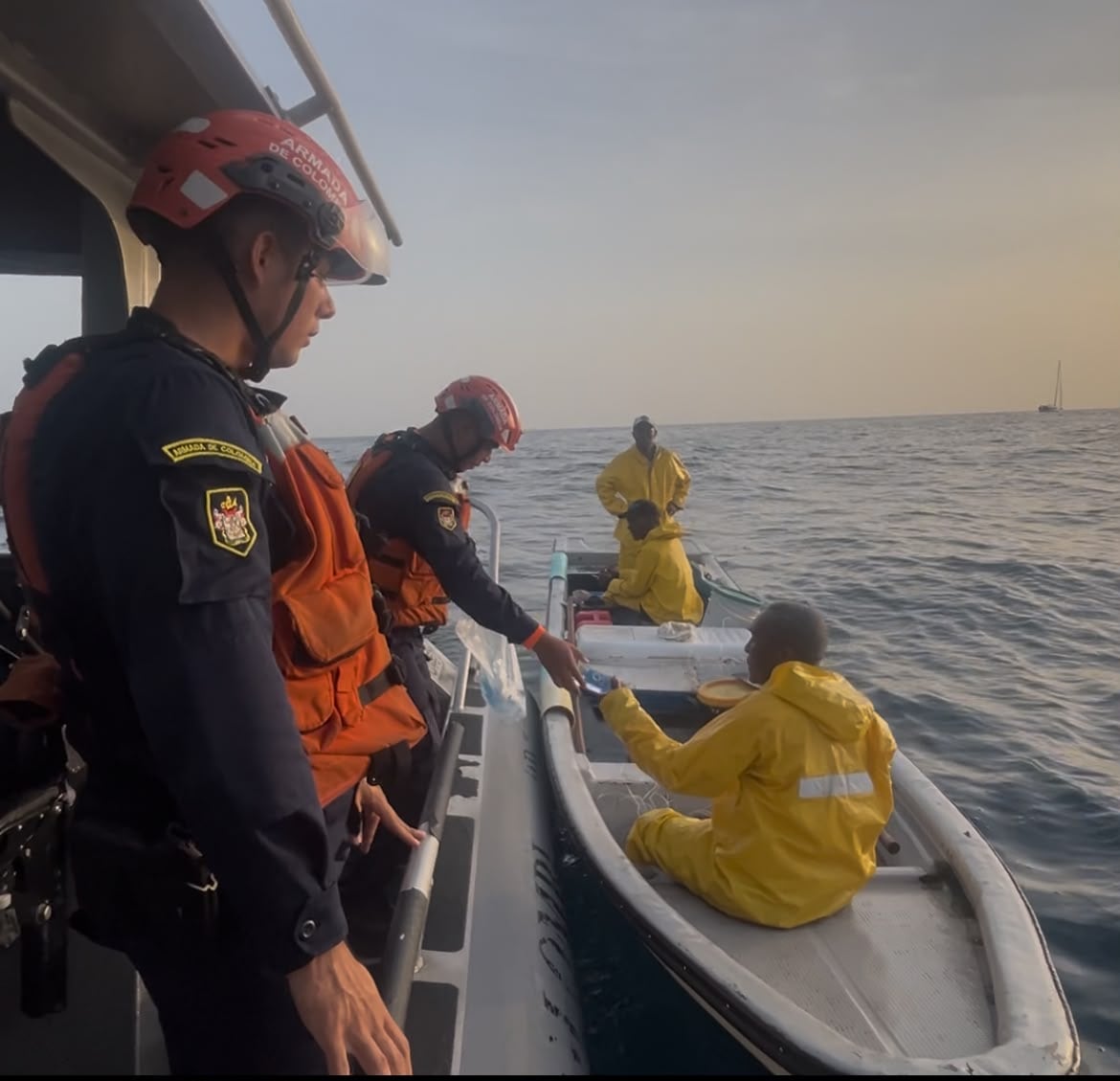 Pescadores rescatados en el mar. // Armada Nacional