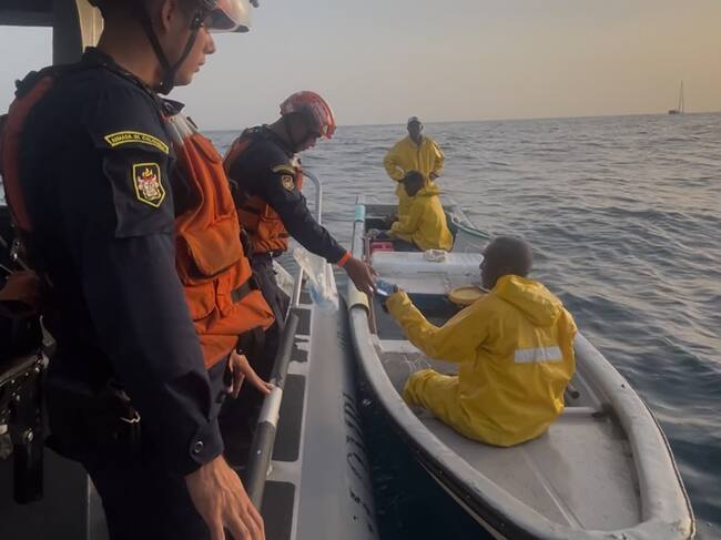 Pescadores rescatados en el mar. // Armada Nacional