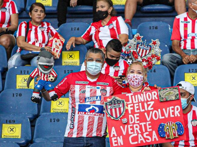 Hinchas volvieron a apoyar al equipo desde las tribunas