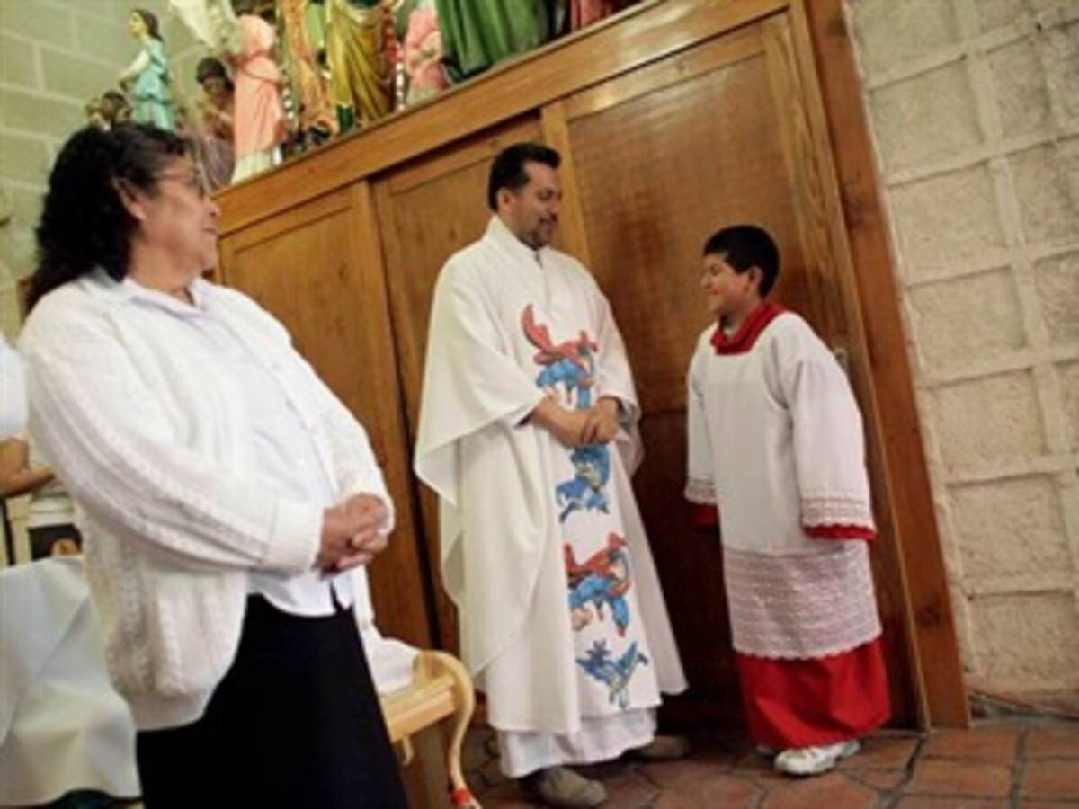 Un sacerdote utiliza superhéroes y pistolas para atraer niños feligreses