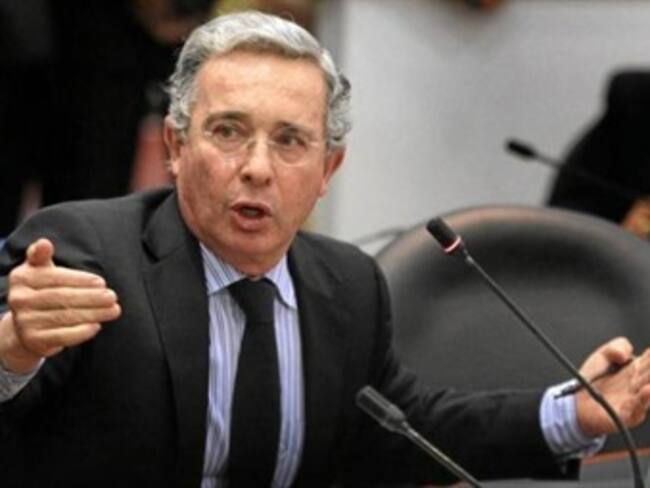 Duras críticas del liberalismo a La U por cercanía con Uribe